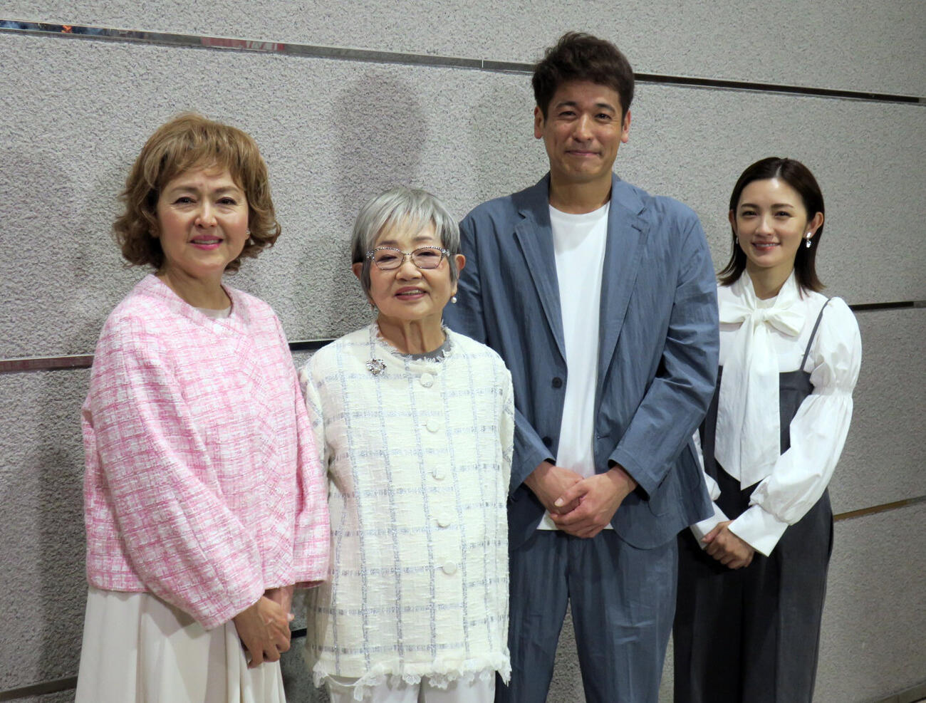 舞台「声舞劇！終活を始めた途端、55歳の息子が帰ってきました」取材会で。左から、あめくみちこ、泉ピン子、佐藤隆太、星野真里