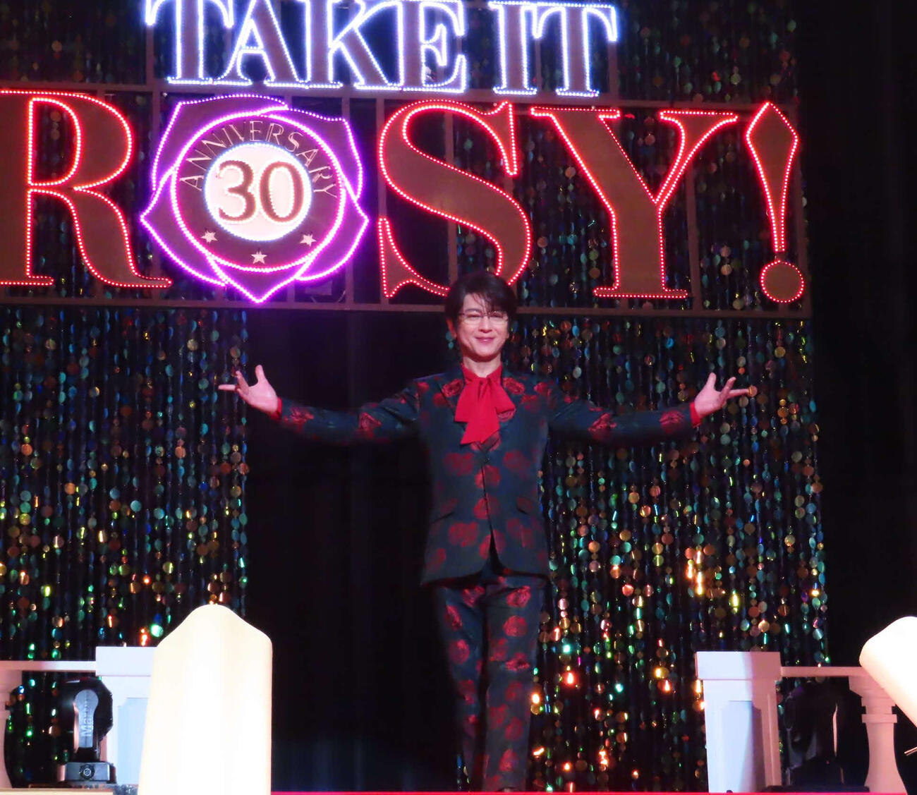 30周年ワンマンショーツアー「TAKE IT ROSY！」千葉公演を開催した及川光博
