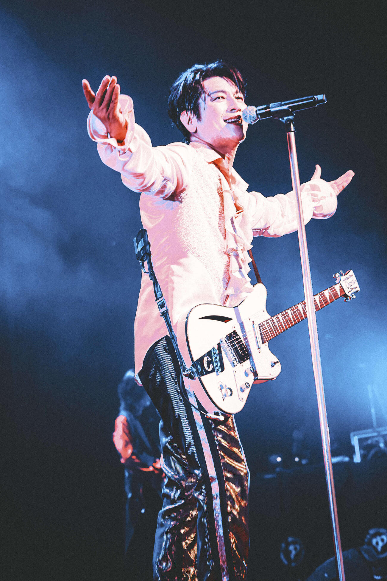 30周年ワンマンショーツアー「TAKE IT ROSY！」千葉公演でパフォーマンスする及川光博