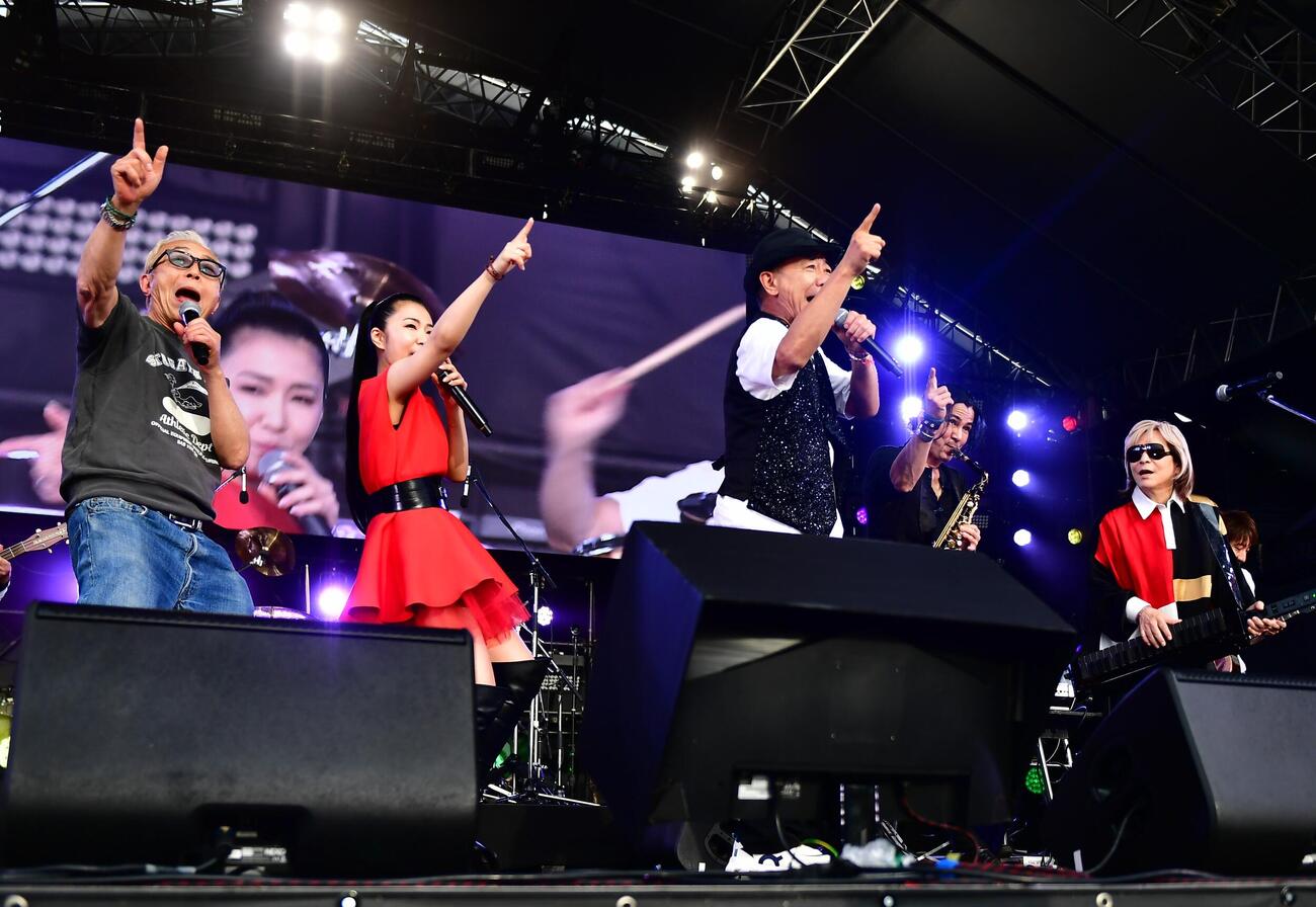 音楽イベント「ジゴロック2026」に出演した、左から所ジョージ、田中あいみ、木梨憲武、武田真治、小室哲哉