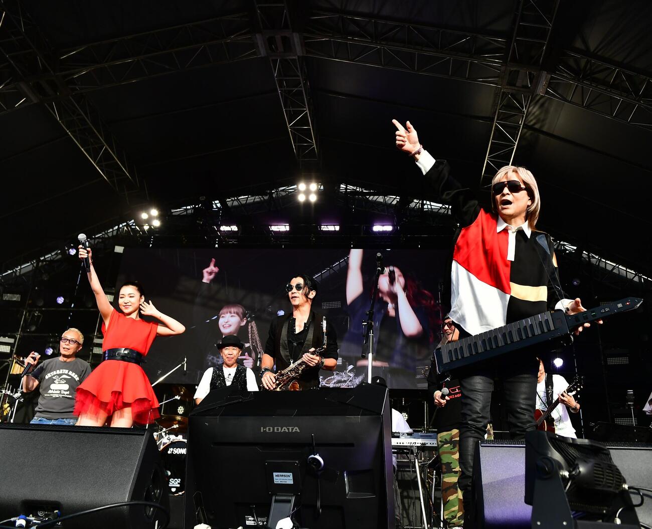 音楽イベント「ジゴロック2026」に出演した、左から所ジョージ田中あいみ、木梨憲武、武田真治、小室哲哉