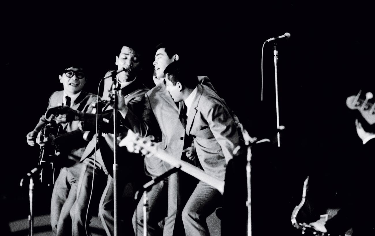 来日したザ・ビートルズの武道館公演の前座で熱唱するザ・ドリフターズ（1966年6月撮影）