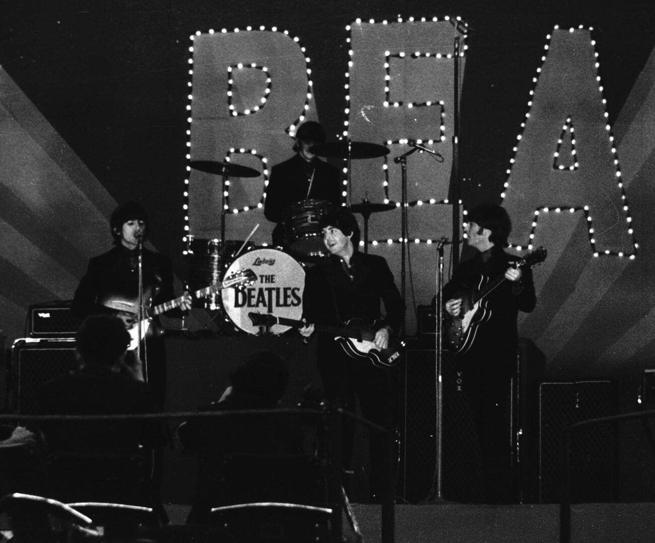 武道館で熱唱するザ・ビートルズ（1966年6月撮影）　
