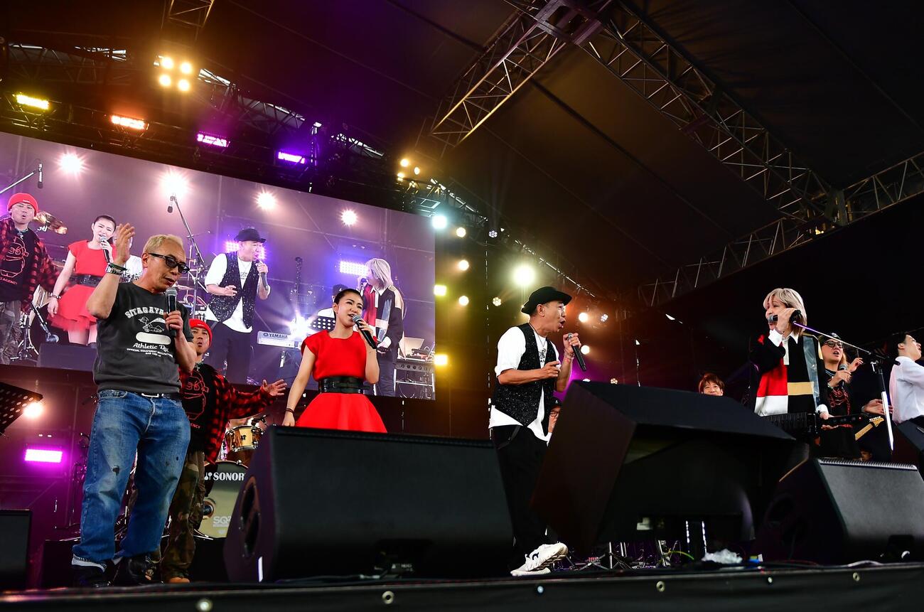 音楽イベント「ジゴロック2026」に出演した、左から、所ジョージ、田中あいみ、木梨憲武、小室哲哉