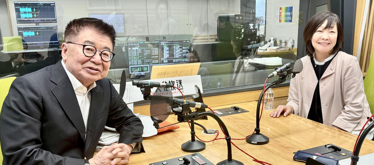 生島ヒロシ（左）を相手に映画を見せる安倍昭恵さん
