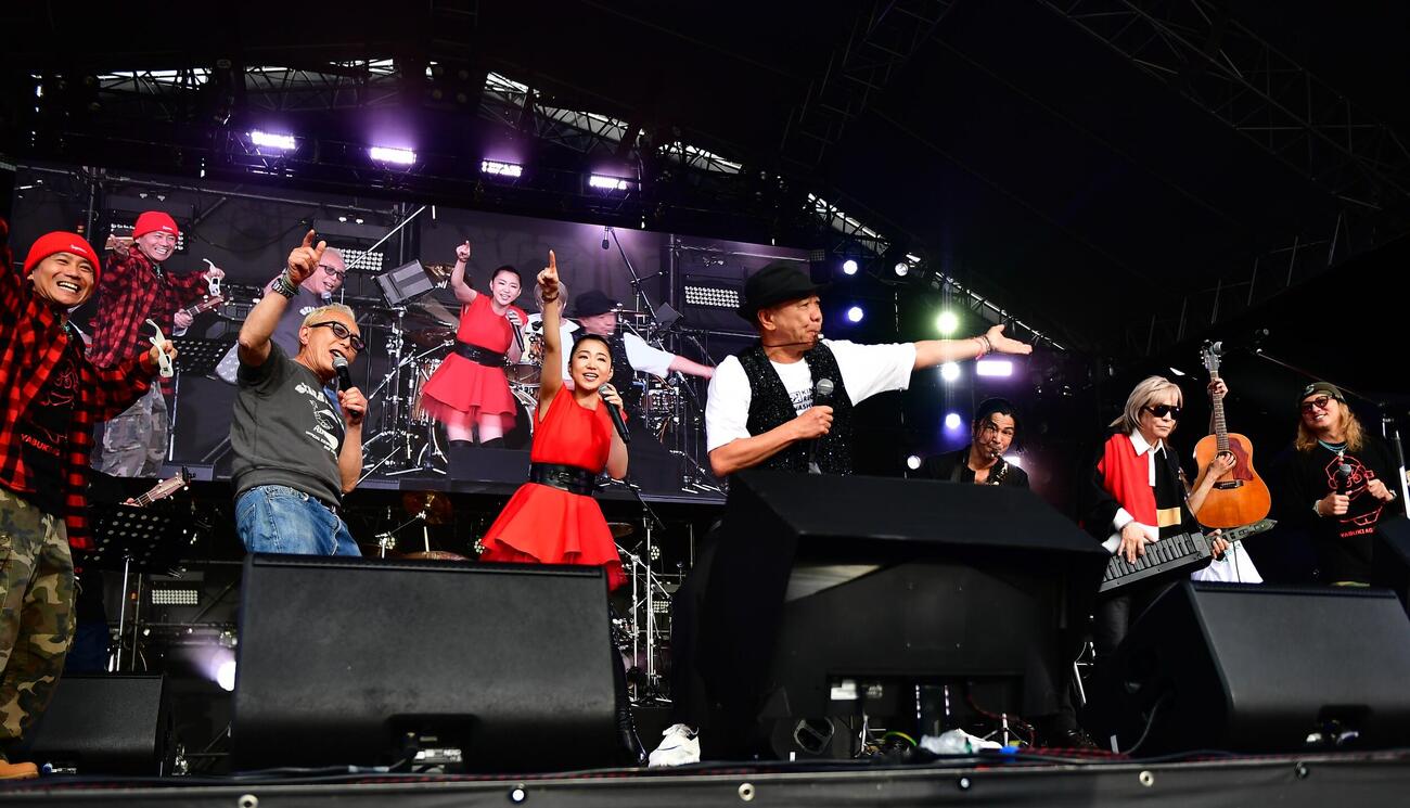 音楽イベント「ジゴロック2026」に出演した、左からDA PUMPのKIMI、所ジョージ、田中あいみ、木梨憲武、武田真治、小室哲哉、DA PUMPのISSA