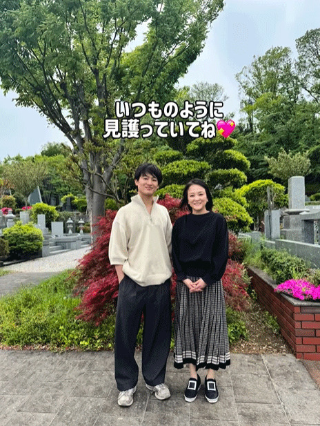 長男でシンガー・ソングライターの尾崎裕哉（左）と一緒に豊さんの墓参りをした尾崎繁美さん（尾崎繁美さんのインスタグラムから）