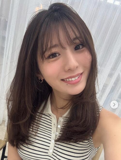 30歳フリーアナ「お椀型」美バストに釘付け　「誘惑されちゃう」「たまらん」ファンもん絶