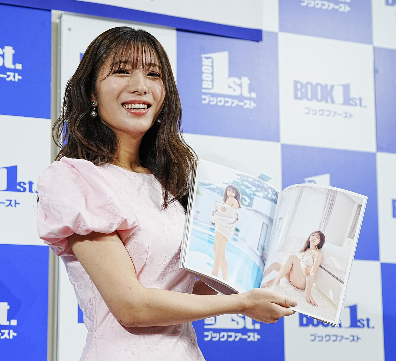 1st写真集「Lily」サイン本お渡し会で愛用するランジェリーを着用した写真を披露する白戸ゆめの