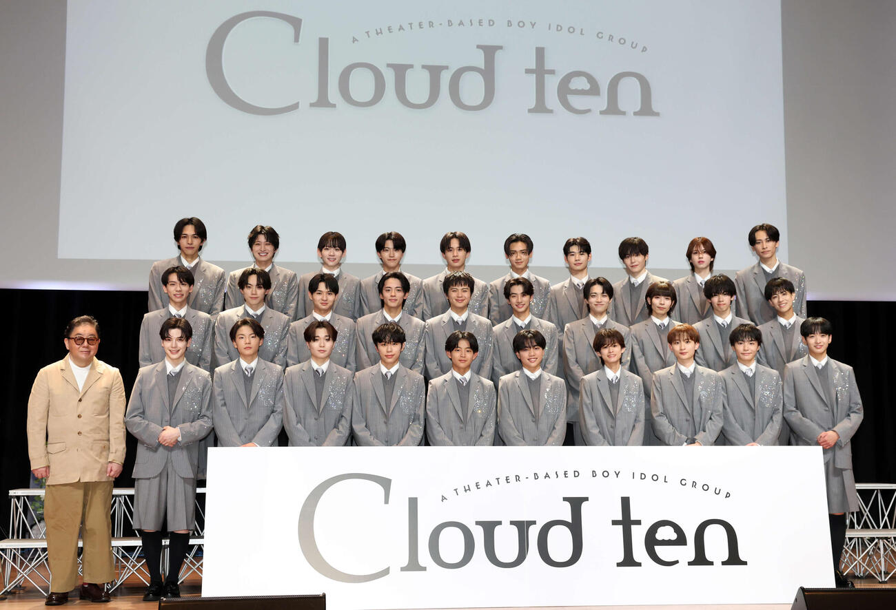 Cloud tenのメンバーたちと秋元康氏（2026年4月撮影）