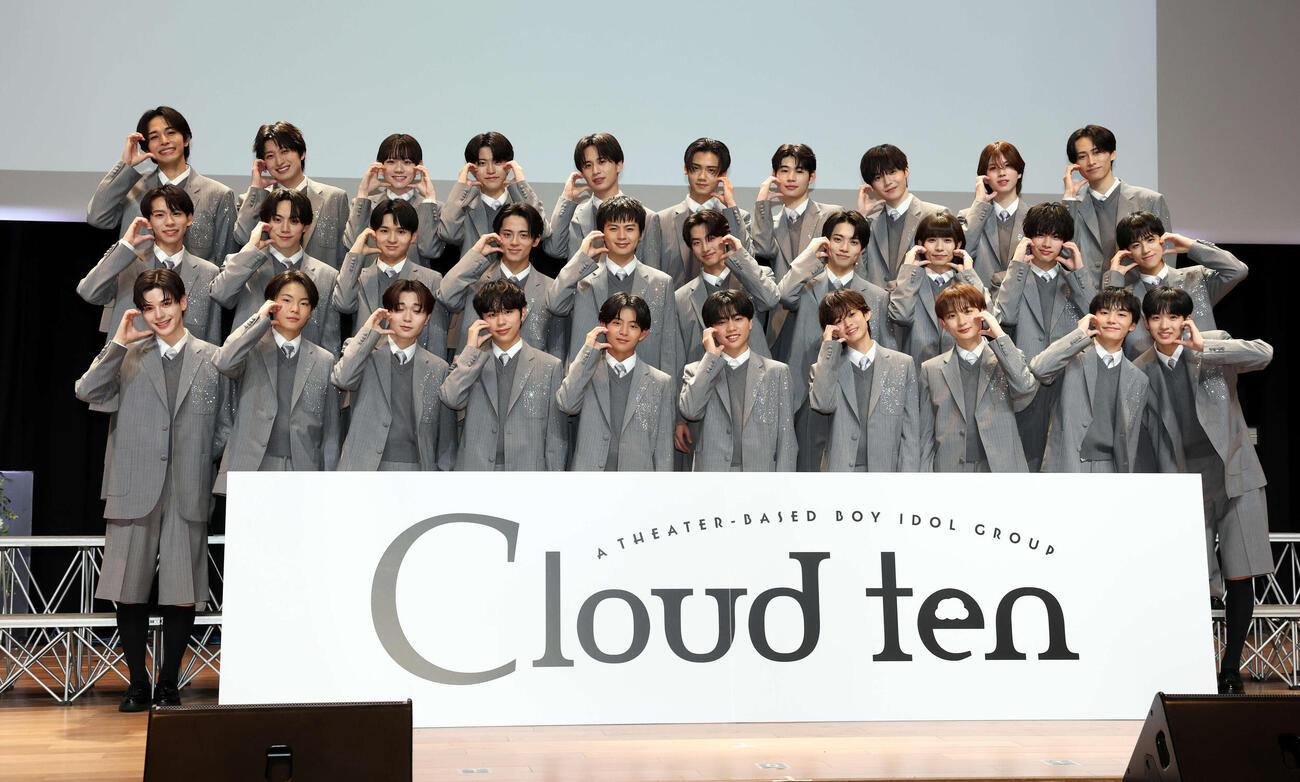 記者発表で登壇したCloud tenのメンバーたちはハートポーズで記念撮影する（撮影・浅見桂子）