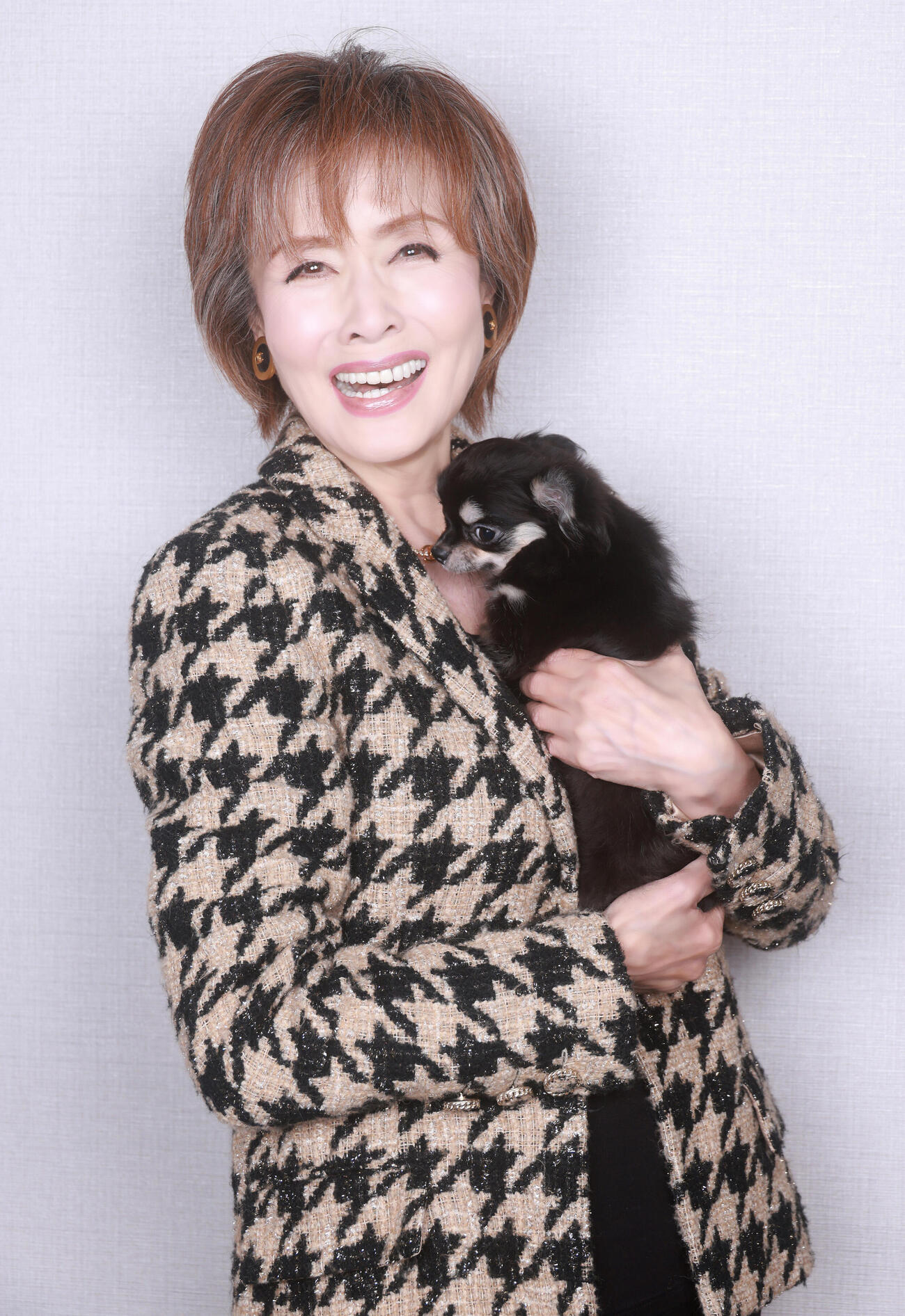 大好きな愛犬ルルを抱き駆け抜けた歌手、女優人生を振り返った小柳ルミ子（2026年2月撮影）