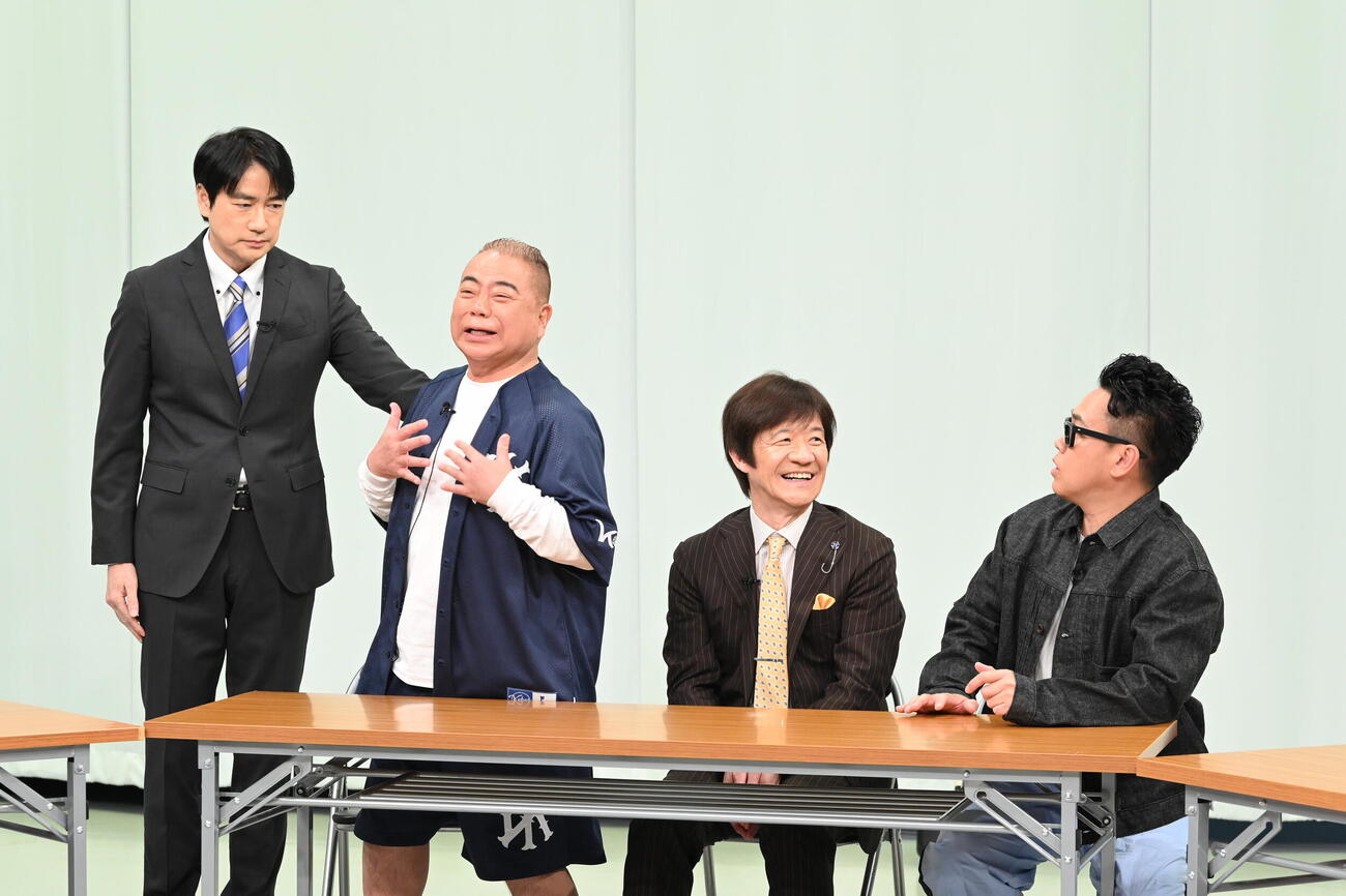 日本テレビ系「世界の果てまでイッテQ！」で「24時間テレビ49」の総合司会就任が発表されたウッチャンナンチャン内村光良（左から3人目）