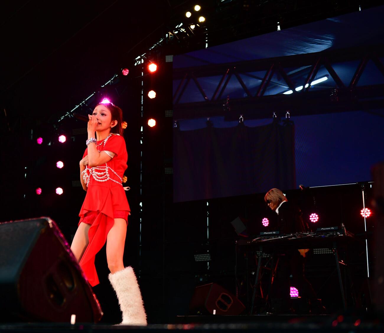 「ジゴロック2026」でコラボステージを披露する後藤真希（左）と小室哲哉（撮影・松尾幸之介）