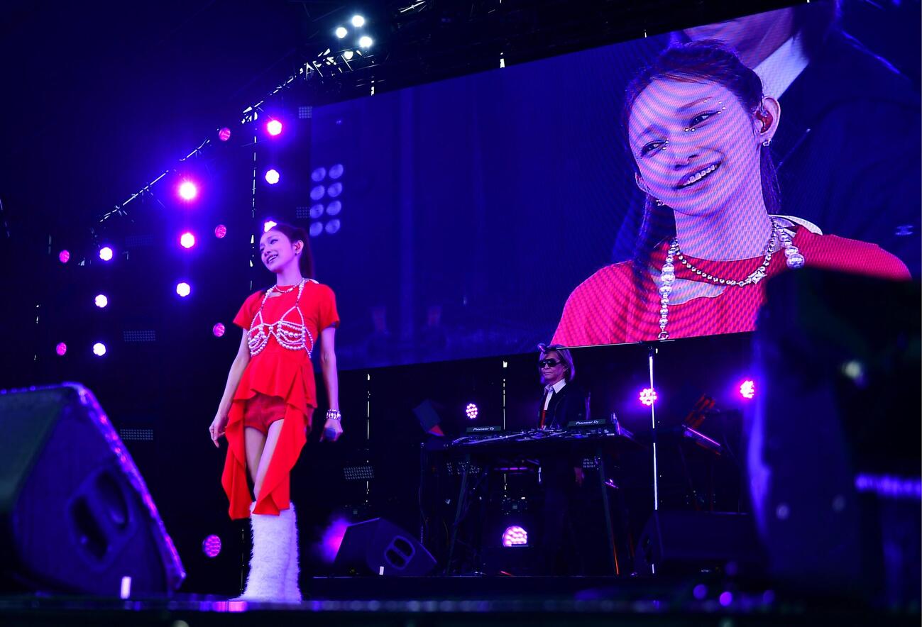 「ジゴロック2026」でコラボステージを披露する後藤真希（左）と小室哲哉（撮影・松尾幸之介）