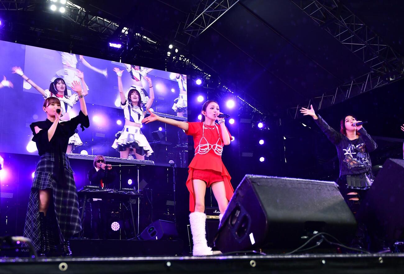「ジゴロック2026」でコラボステージを披露する後藤真希（中央）と小室哲哉（後方）。左と右はOVAL SISTEMのmochilucaと住田愛子（撮影・松尾幸之介）