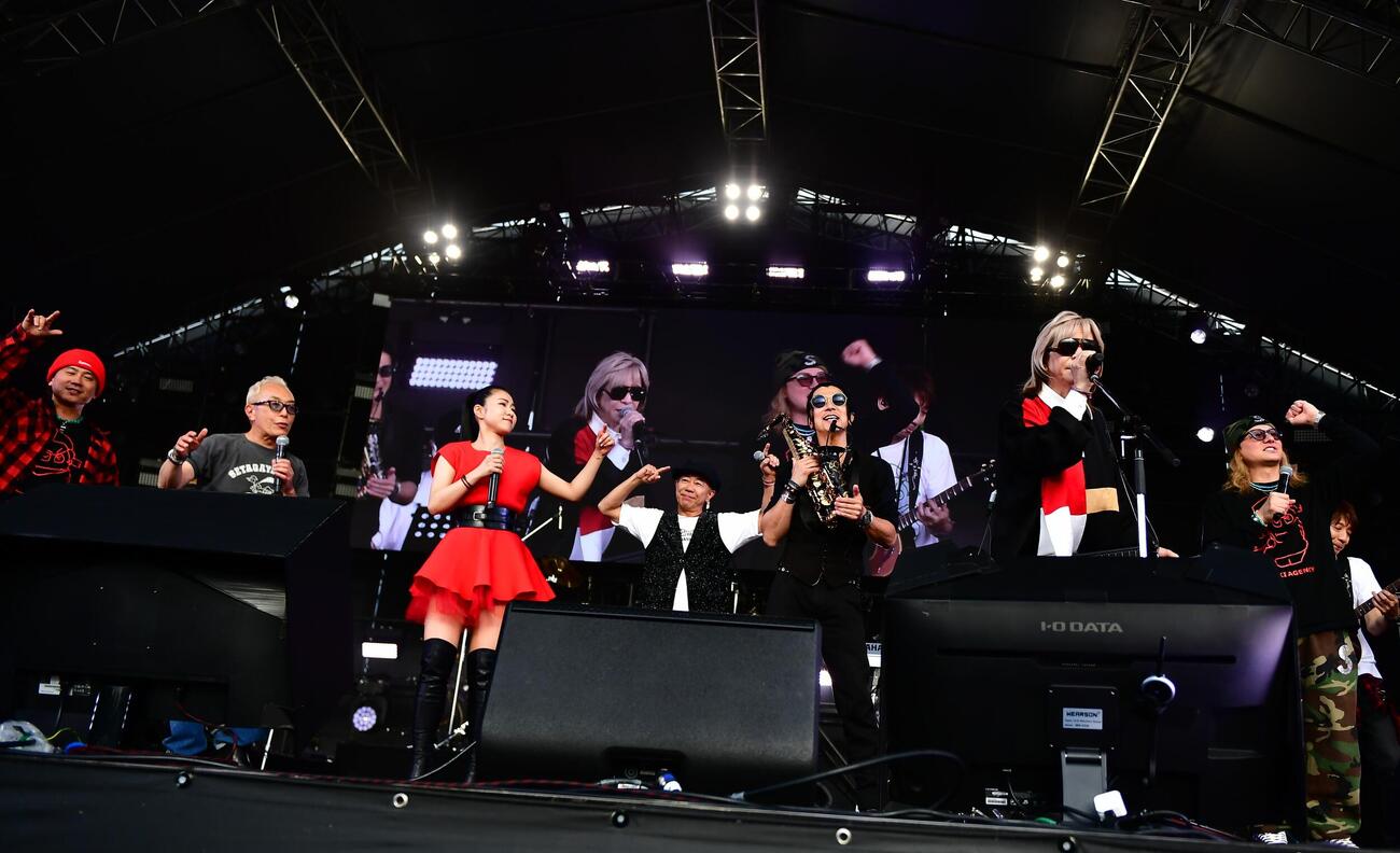 音楽イベント「ジゴロック2026」に出演した、左からDA PUMPのKIMI、所ジョージ、田中あいみ、木梨憲武、武田真治、小室哲哉、DA PUMPのISSA