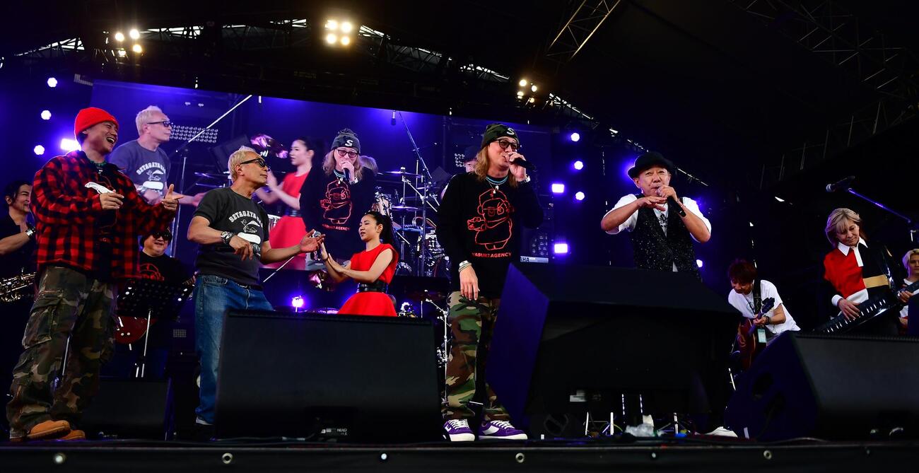 音楽イベント「ジゴロック2026」に出演した、左からDA PUMPのKIMI、所ジョージ、田中あいみ、DA PUMPのISSA、木梨憲武、小室哲哉