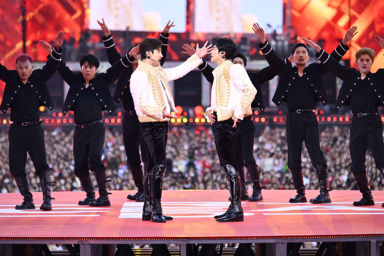 「東方神起　20th Anniversary LIVE IN NISSAN STADIUM　～RED OCEAN～」でパフォーマンスする東方神起のチャンミン（左）とユンホ