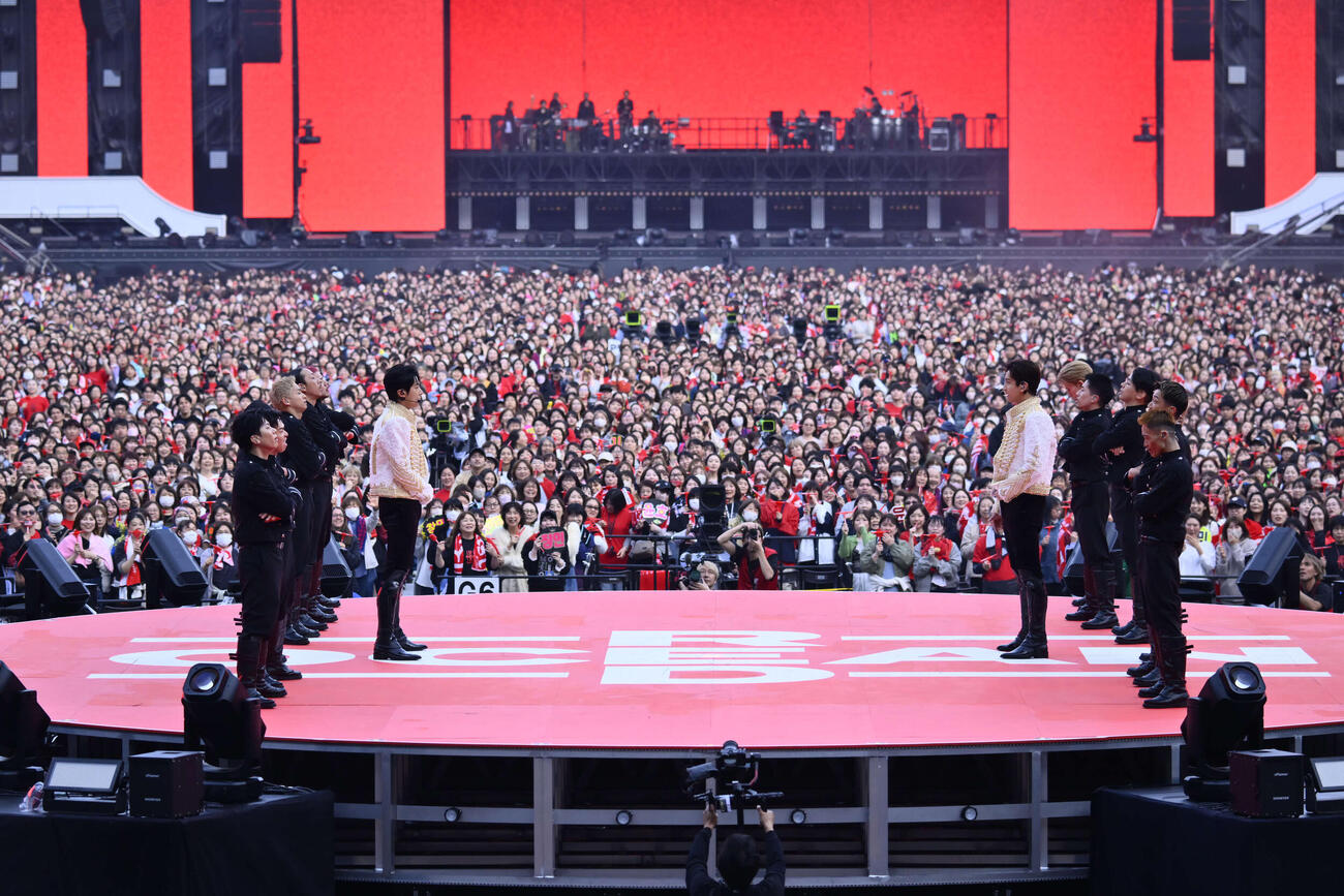 「東方神起　20th Anniversary LIVE IN NISSAN STADIUM　～RED OCEAN～」でパフォーマンスする東方神起のチャンミン（左）とユンホ