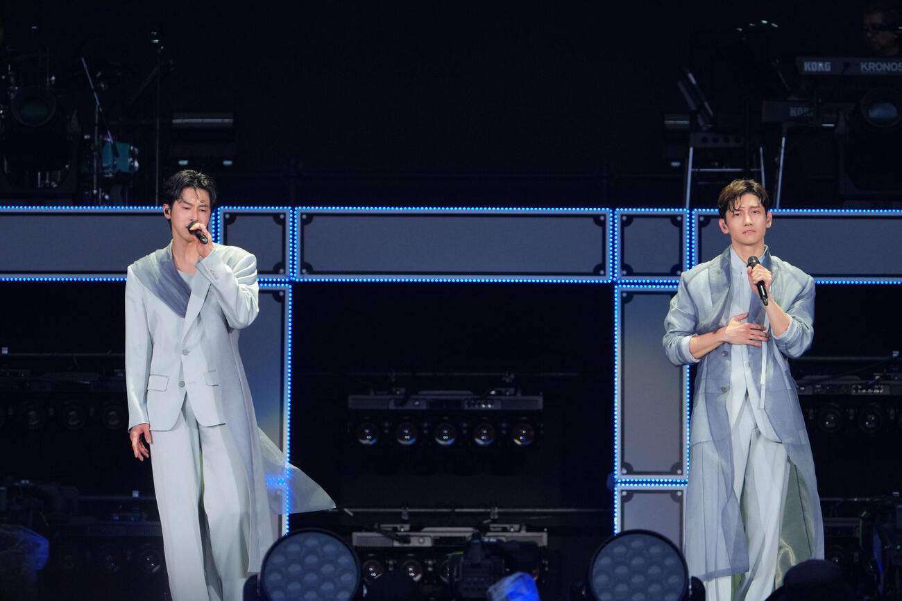 「東方神起　20th Anniversary LIVE IN NISSAN STADIUM　～RED OCEAN～」でパフォーマンスする東方神起のユンホ（左）とチャンミン