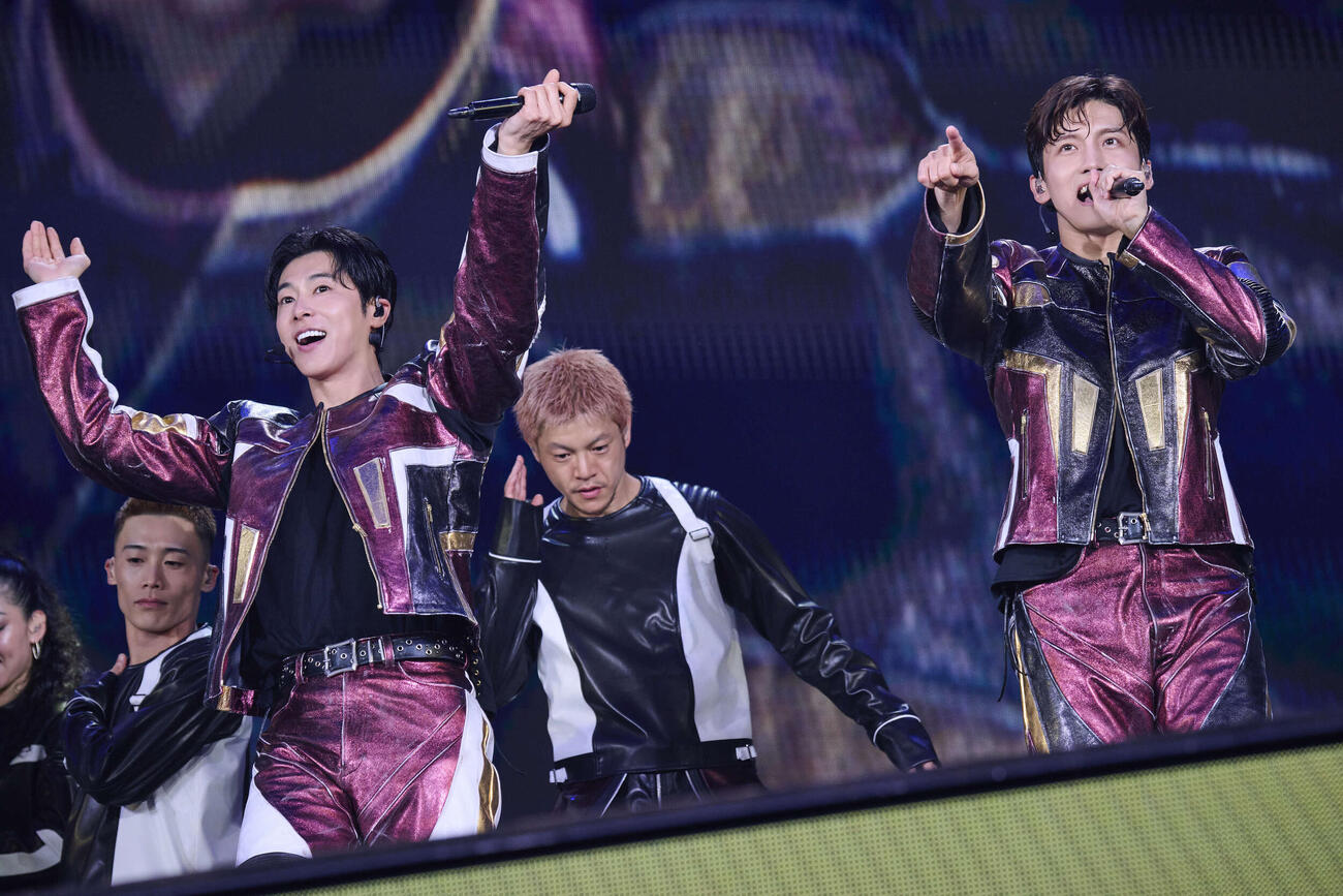 「東方神起　20th Anniversary LIVE IN NISSAN STADIUM　～RED OCEAN～」でパフォーマンスする東方神起のユンホ（左）とチャンミン