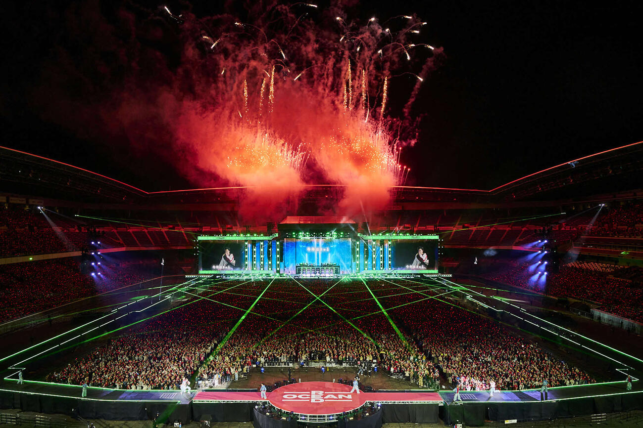 「東方神起　20th Anniversary LIVE IN NISSAN STADIUM　～RED OCEAN～」でパフォーマンスする東方神起のユンホ（左）とチャンミン