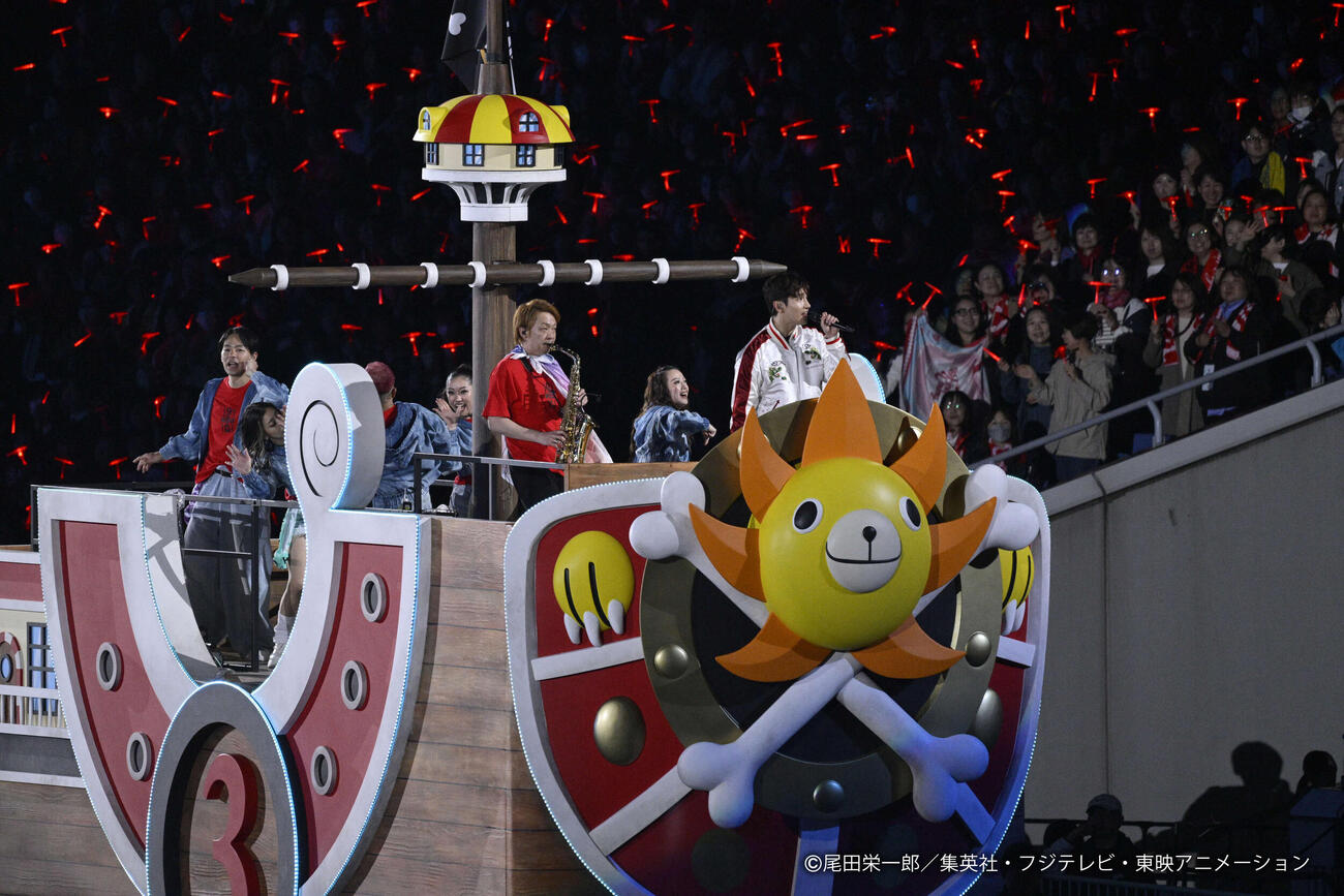 「東方神起　20th Anniversary LIVE IN NISSAN STADIUM　～RED OCEAN～」でパフォーマンスするチャンミン