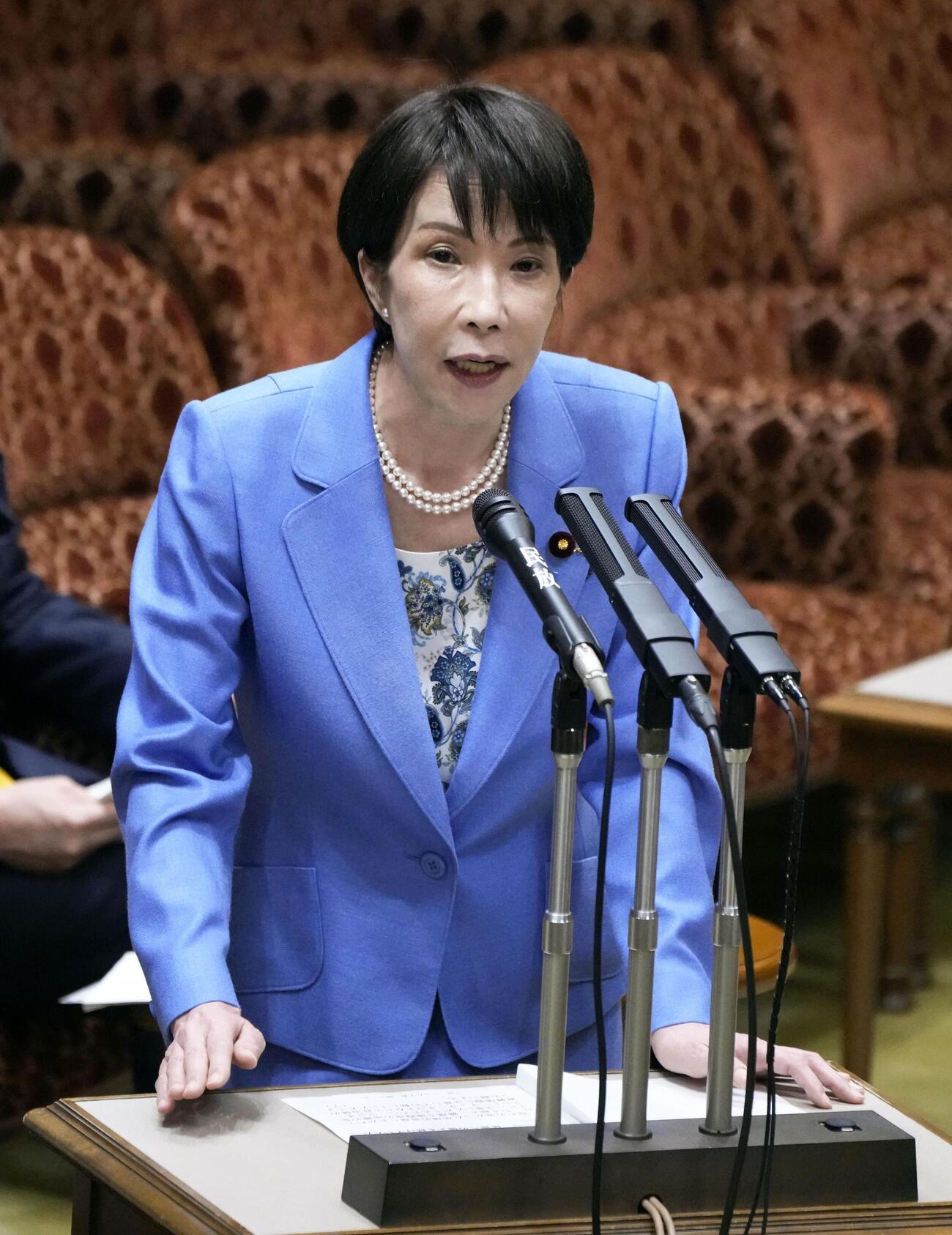 参院予算委の集中審議で、答弁する高市首相＝27日午前