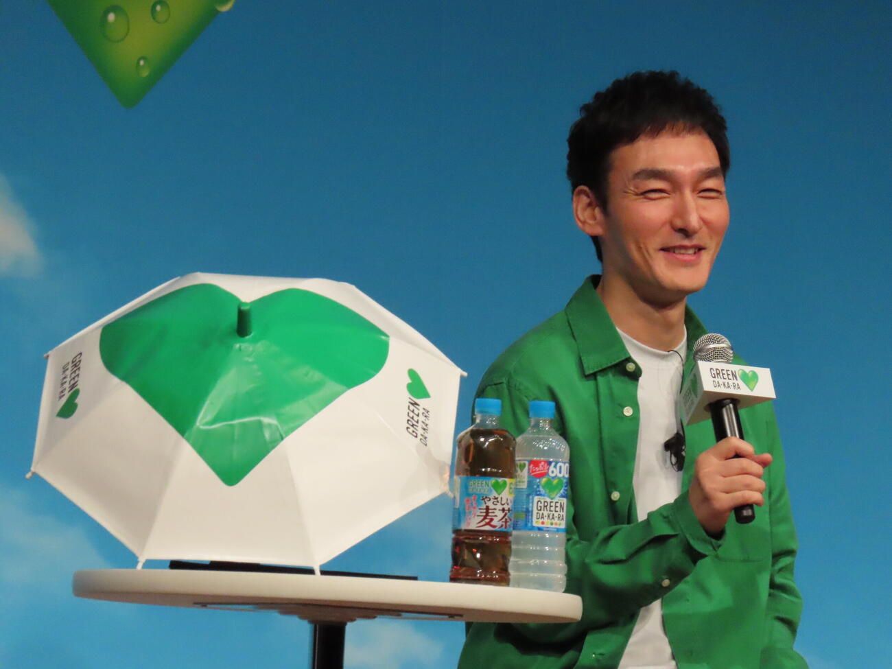 サントリー「GREEN DA・KA・RA」新CM＆「おやこひがさ大作戦！」発表会に登壇した草彅剛（撮影・鎌田良美）