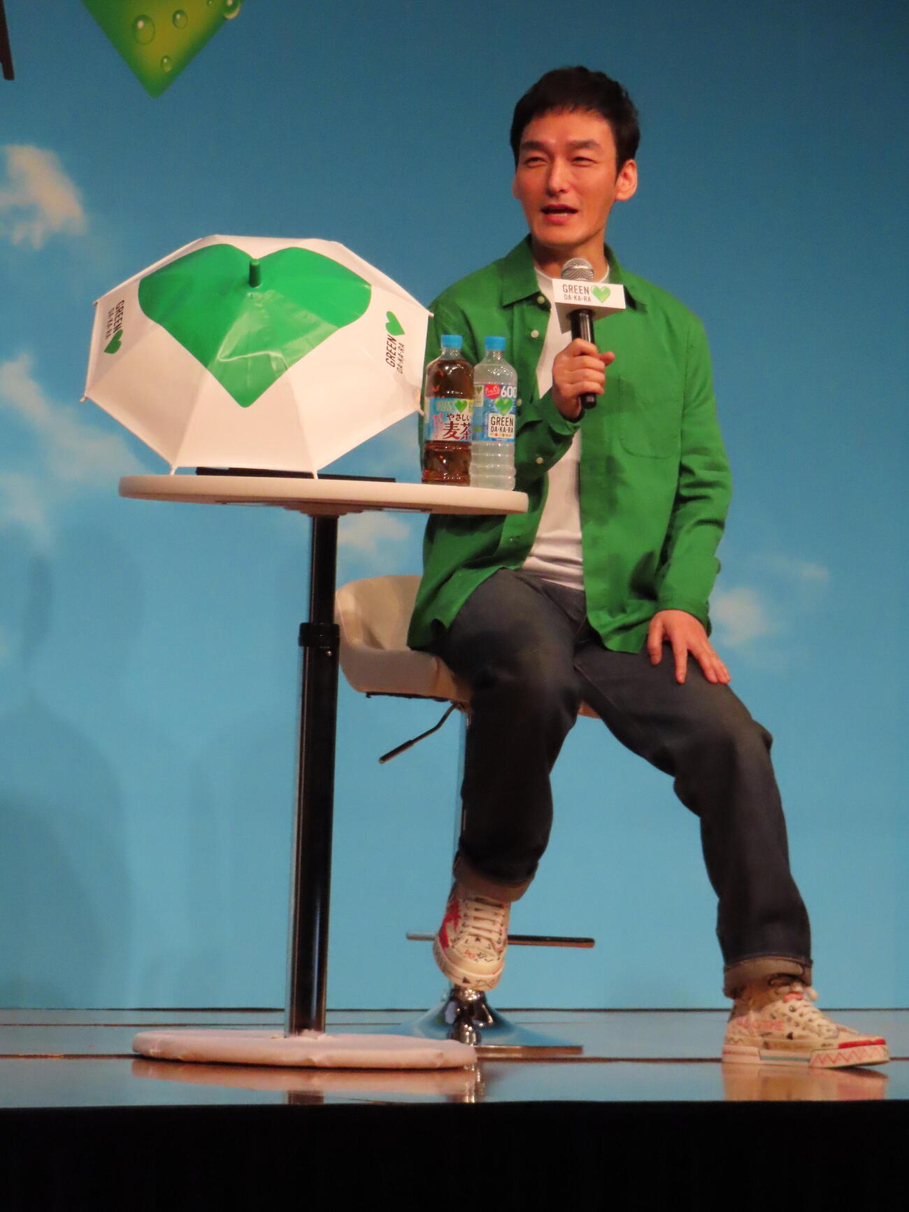 サントリー「GREEN DA・KA・RA」新CM＆「おやこひがさ大作戦！」発表会に登壇した草彅剛（撮影・鎌田良美）