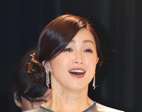 酒井法子「明日からは『もす、もす』言いたい」コットンクラブで「碧いうさぎ」など熱唱11曲