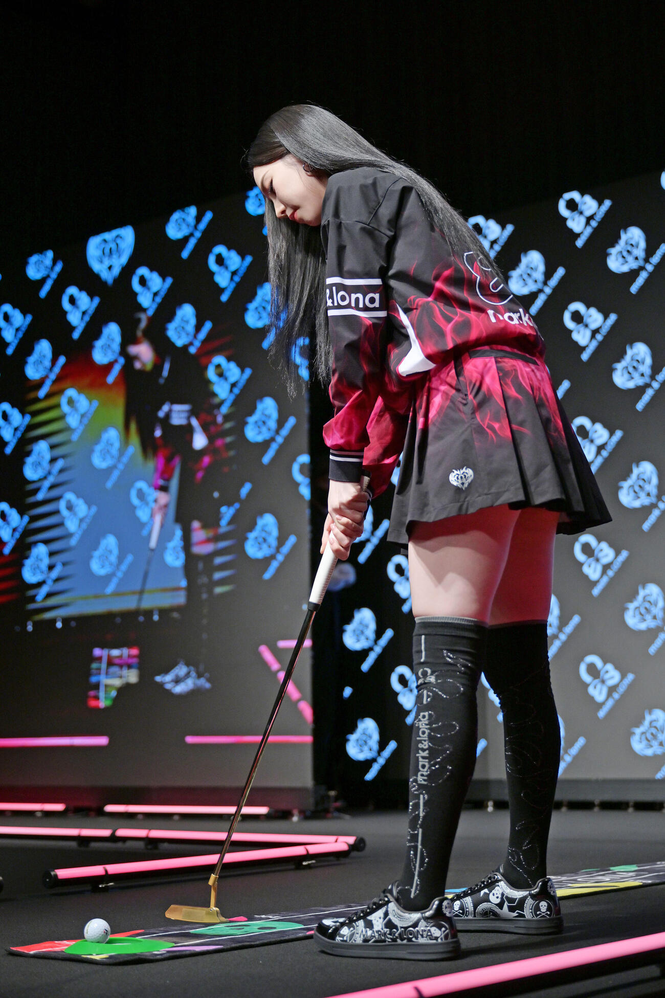 パターに挑戦するKARINA（撮影・滝沢徹郎）