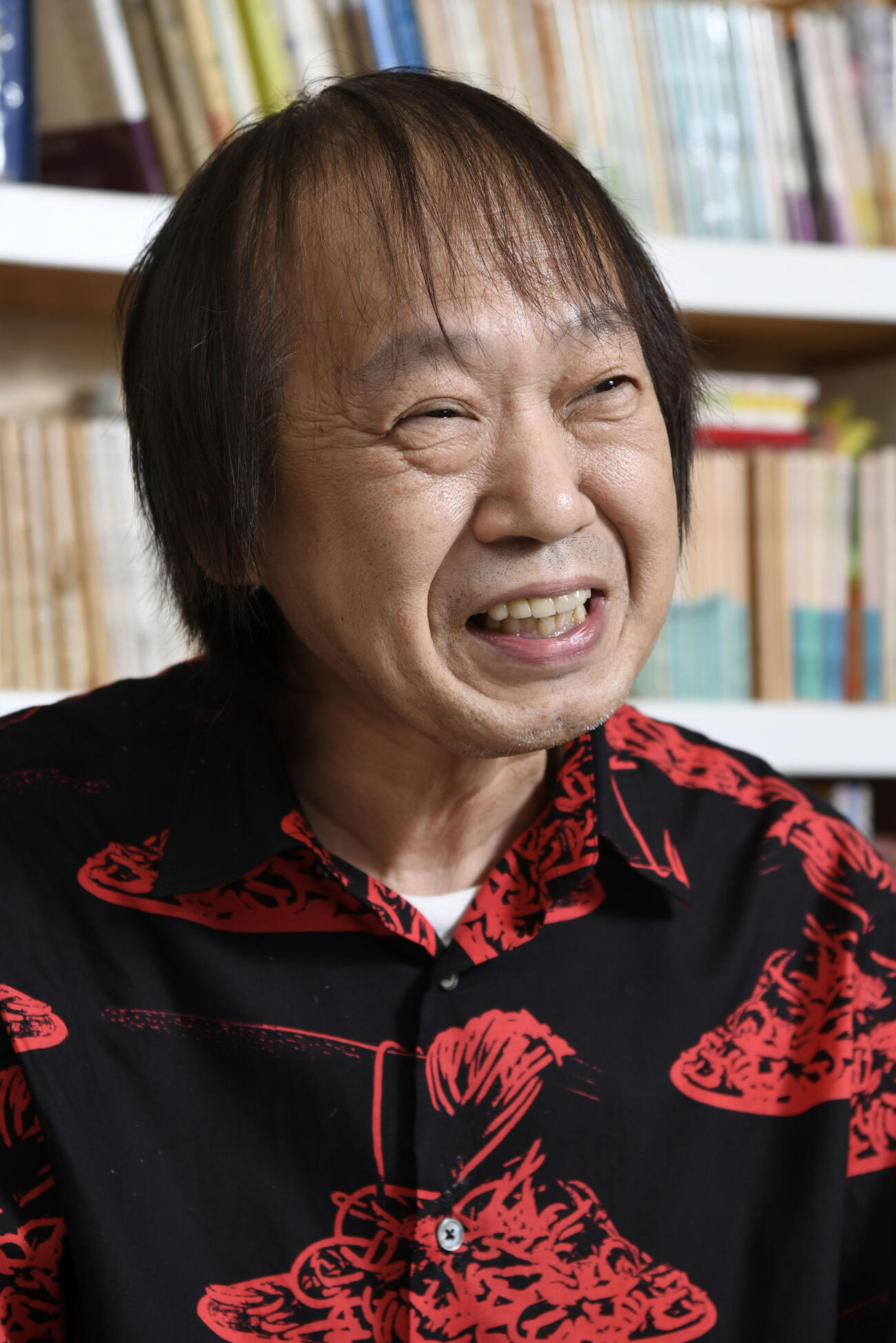 インタビューに答える祖父江慎さん＝2020年12月（共同）