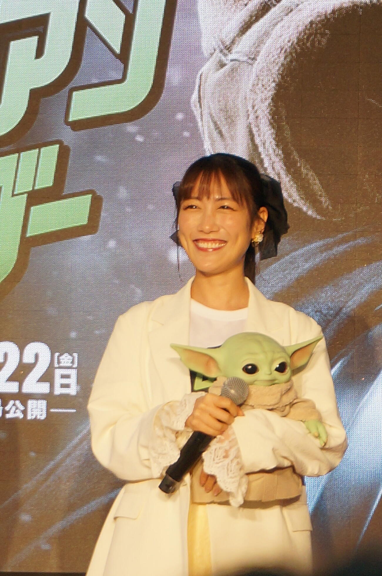 映画に登場するキャラクター「グローグー」のぬいぐるみを手に笑顔の高城れに