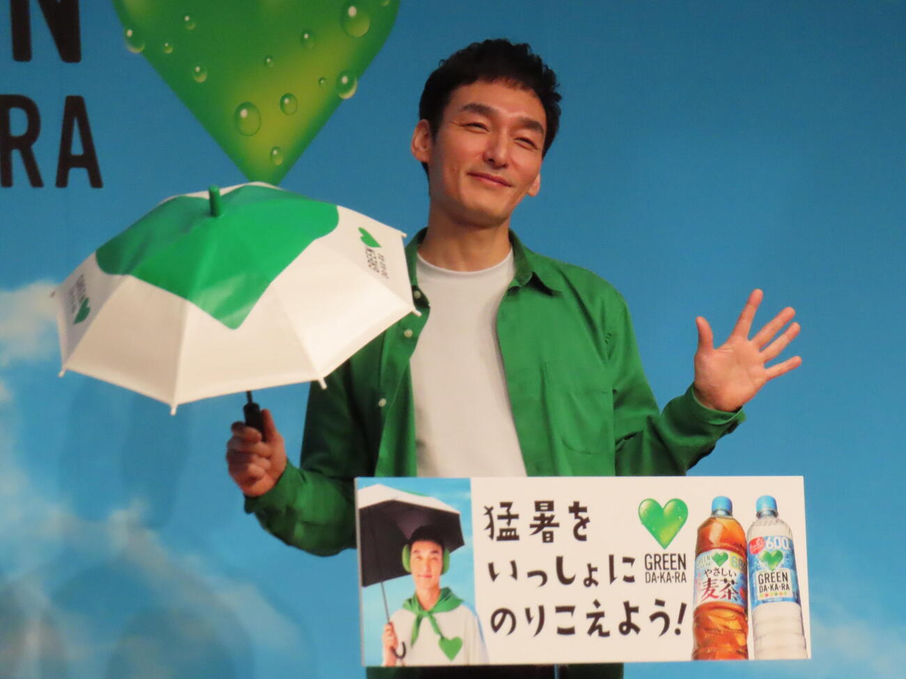 サントリー「GREEN DA・KA・RA」新CM＆「おやこひがさ大作戦！」発表会に登壇した草彅剛（撮影・鎌田良美）