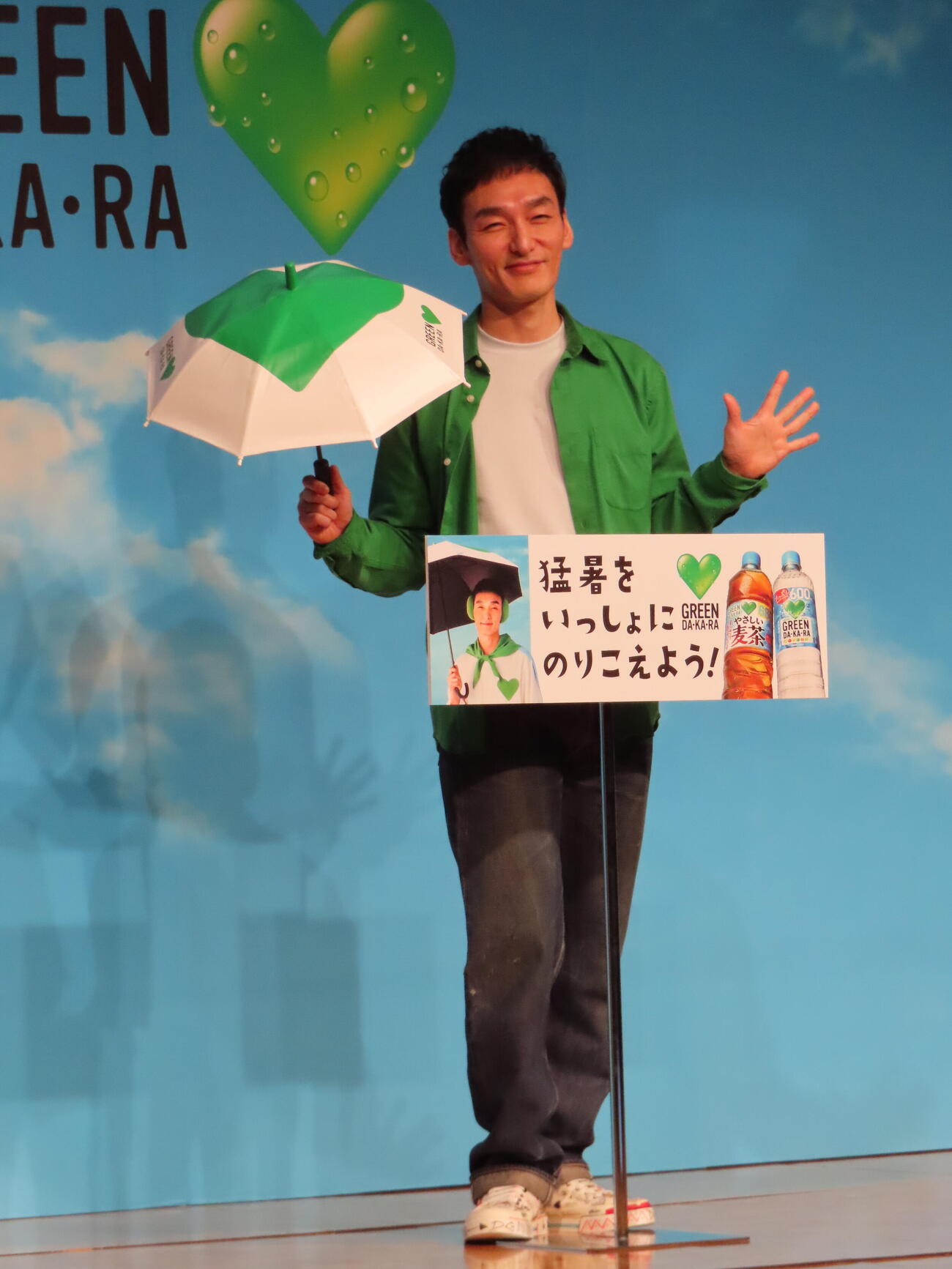 サントリー「GREEN DA・KA・RA」新CM＆「おやこひがさ大作戦！」発表会に登壇した草彅剛（撮影・鎌田良美）