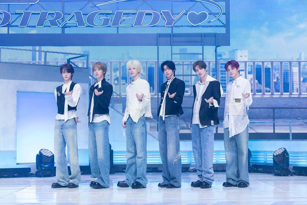 5枚目のミニアルバム「NO TRAGEDY」のメディアショーケースを行ったTWS。左からHANJIN、KYUNGMIN、SHINYU、DOHOON、YOUNGJAE、JIHOON（（P）＆（C）PLEDIS Entertainment）