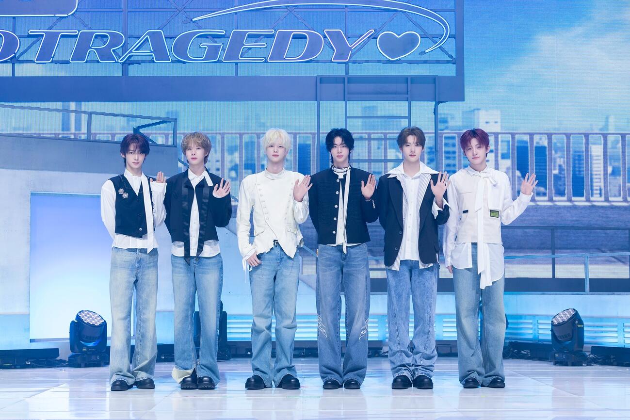 5枚目のミニアルバム「NO TRAGEDY」のメディアショーケースを行ったTWS。左からHANJIN、KYUNGMIN、SHINYU、DOHOON、YOUNGJAE、JIHOON（（P）＆（C）PLEDIS Entertainment）