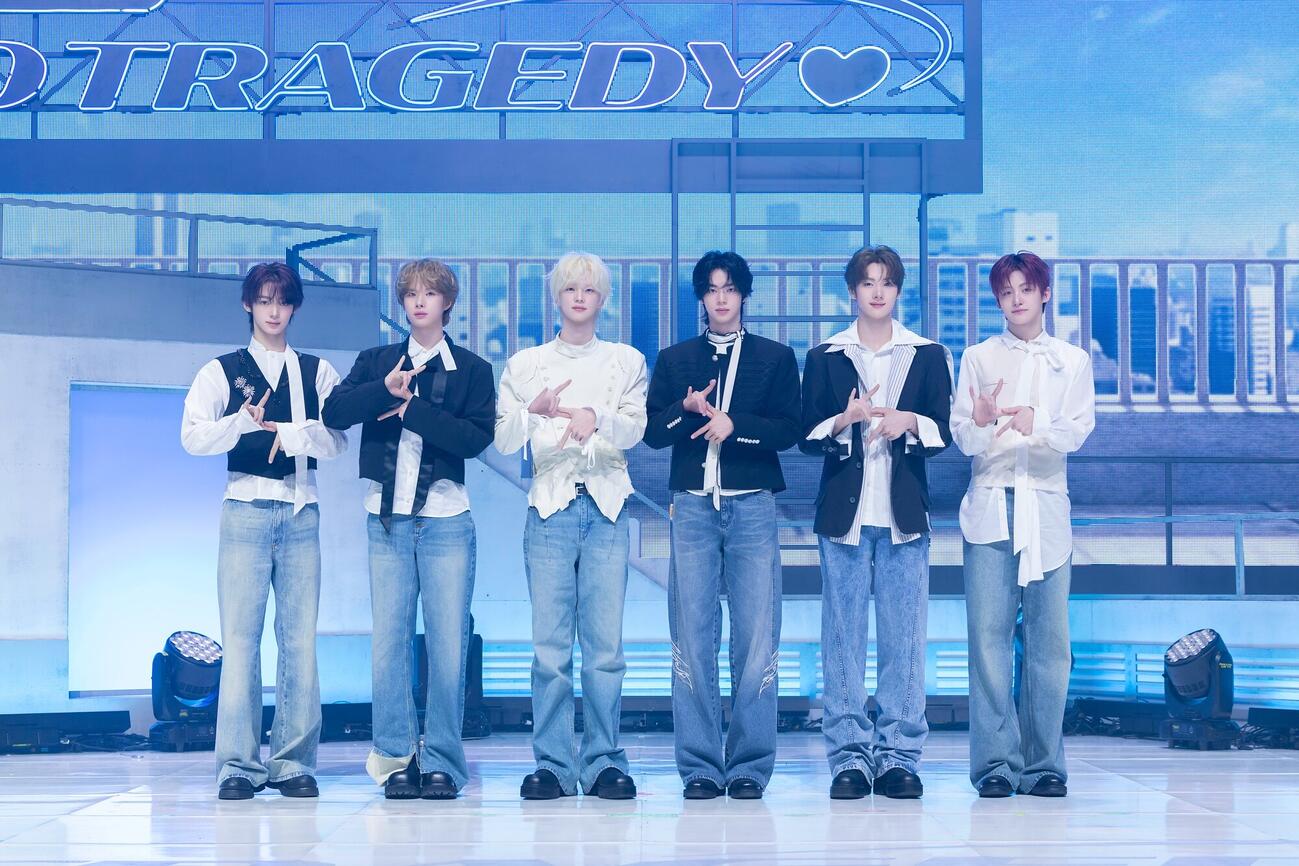 5枚目のミニアルバム「NO TRAGEDY」のメディアショーケースを行ったTWS。左からHANJIN、KYUNGMIN、SHINYU、DOHOON、YOUNGJAE、JIHOON（（P）＆（C）PLEDIS Entertainment）