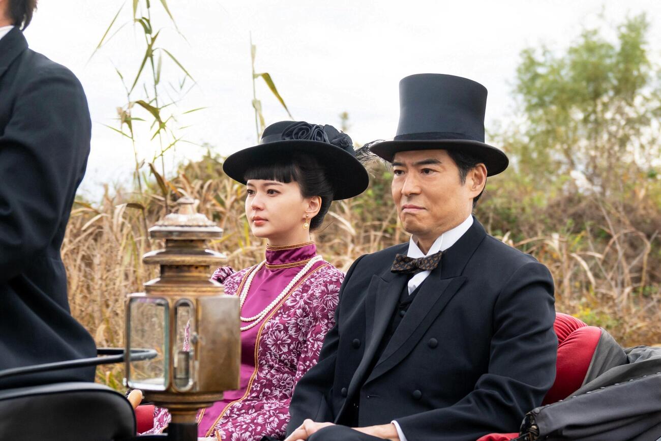 NHK連続テレビ小説「風、薫る」に大山捨松役で出演する多部未華子（左）。右は夫・大山巌役の高嶋政宏