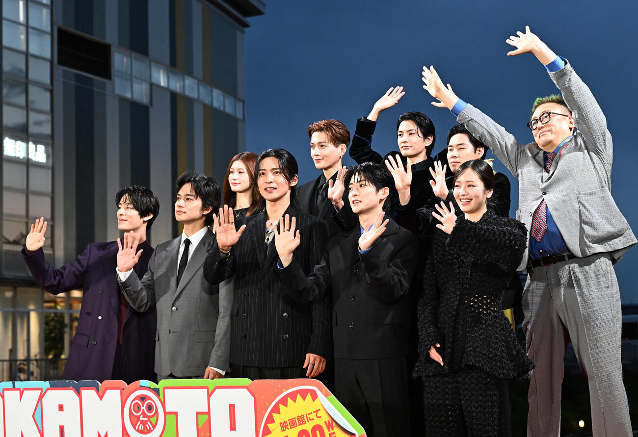 映画「SAKAMOTO DAYS」の公開直前イベントに登場した、前列左から塩野瑛久、北村匠海、目黒蓮、高橋文哉、横田真悠、後列左から生見愛瑠、八木勇征、渡邊圭祐、戸塚純貴、福田雄一監督（撮影・千葉一成）