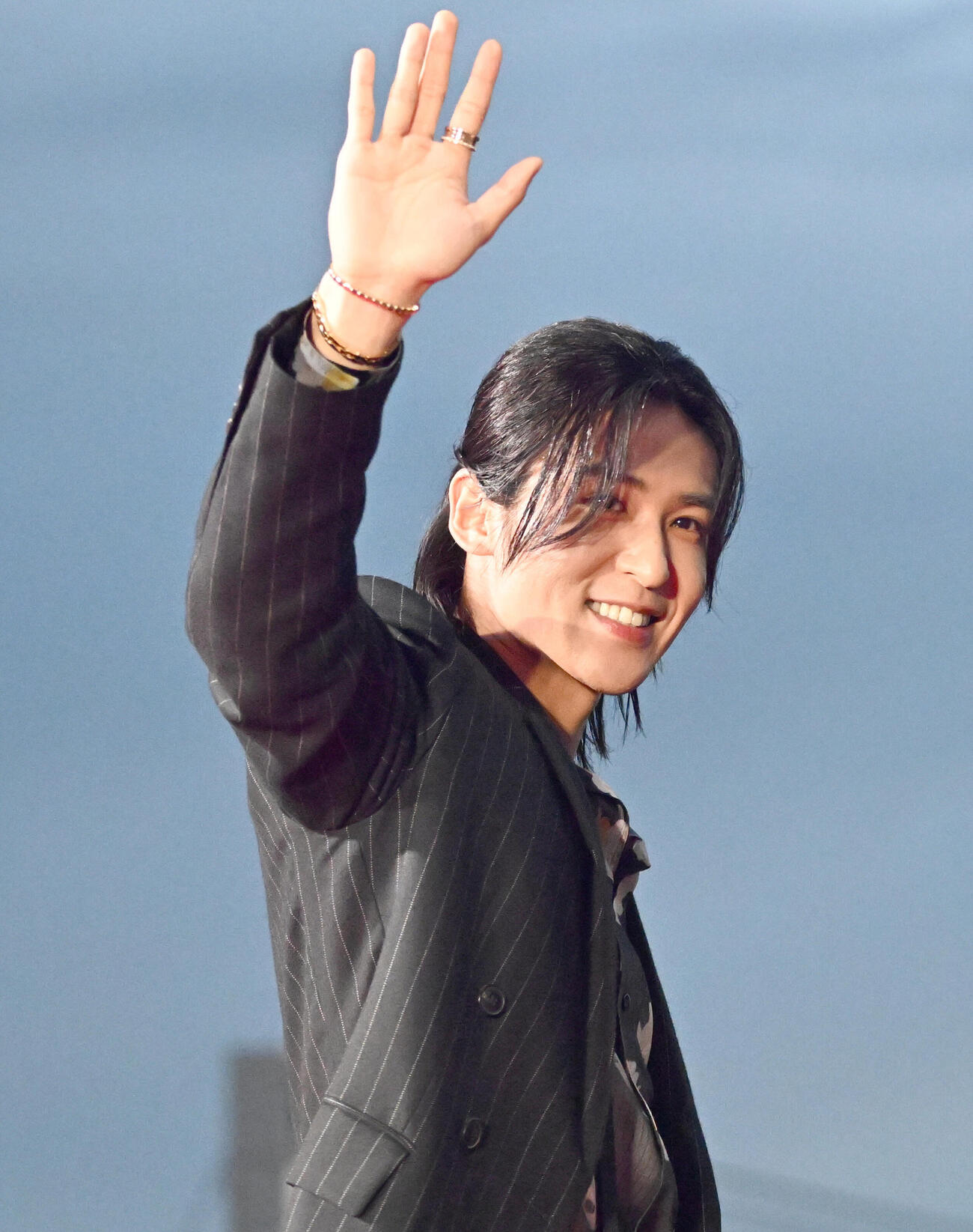 映画「SAKAMOTO DAYS」の公開直前イベントに登場し、集まったファンに手を振りながら引き揚げる目黒蓮