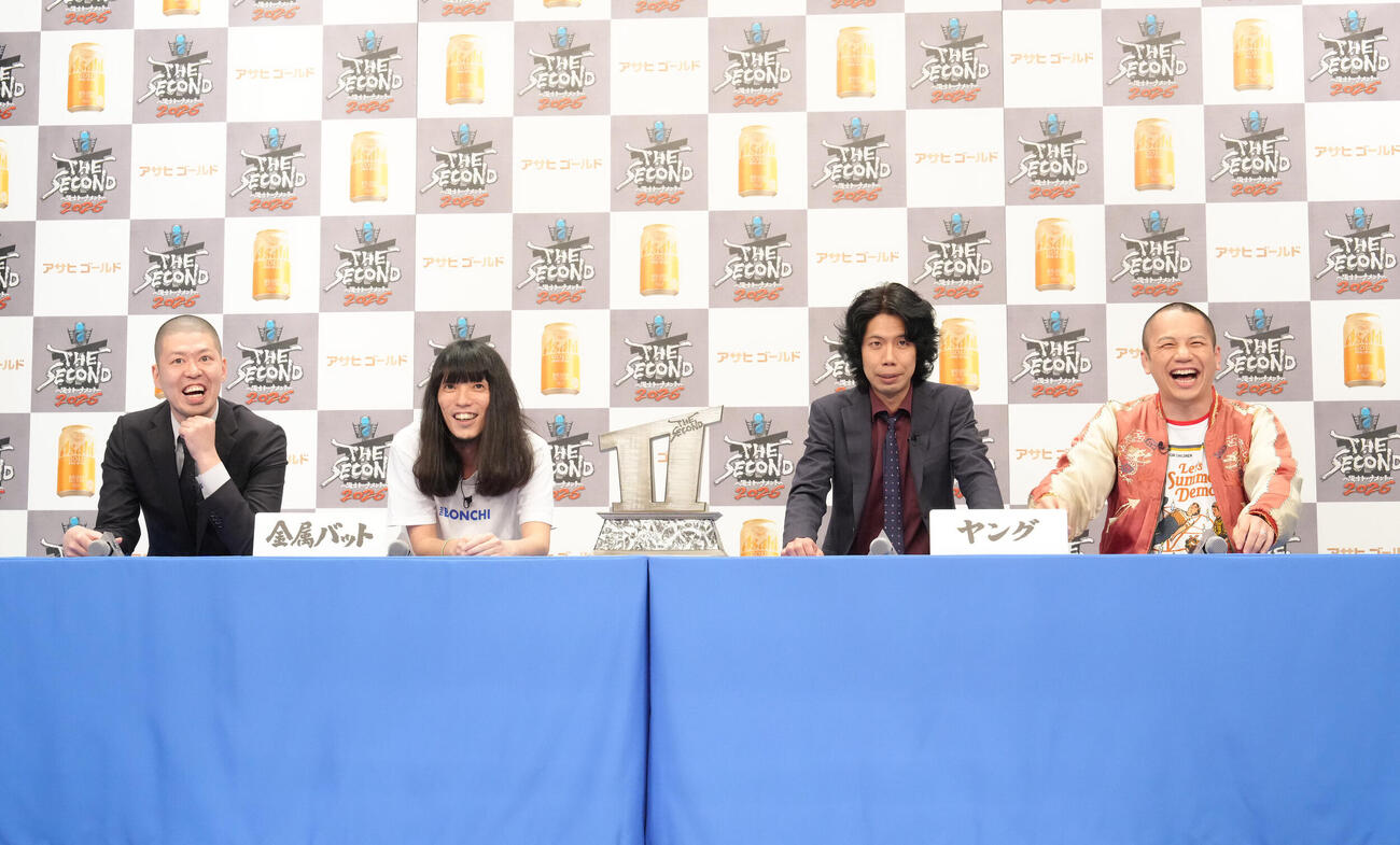 「THE SECOND～漫才トーナメント～2026」会見　対戦が決まり会見に臨む、左から金属バットの小林圭輔と友保隼平、ヤングの嶋仲拓巳と寺田晃弘　（撮影・足立雅史）
