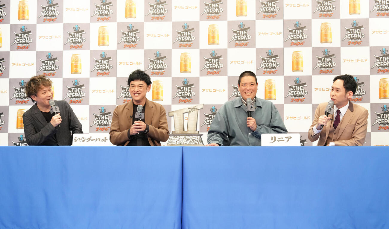 「THE SECOND～漫才トーナメント～2026」会見　対戦が決まり会見に臨む、左からシャンプーハットの恋さんとてつじ、リニアのしょうへいと酒井啓太　（撮影・足立雅史）