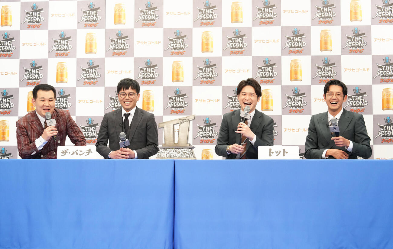 「THE SECOND～漫才トーナメント～2026」会見　対戦が決まり会見に臨む、左からザ・パンチのパンチ浜崎とノーパンチ松尾、トットの多田智佑と桑原雅人　（撮影・足立雅史）