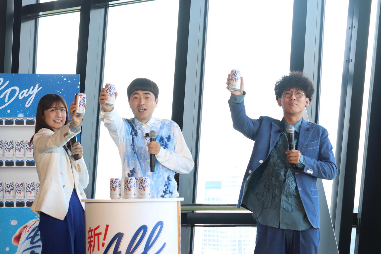 サントリー「東京タワー　オールフリーDAY」体験取材会に出席した、左から小倉優子、たくろうの赤木裕、きむらバンド
