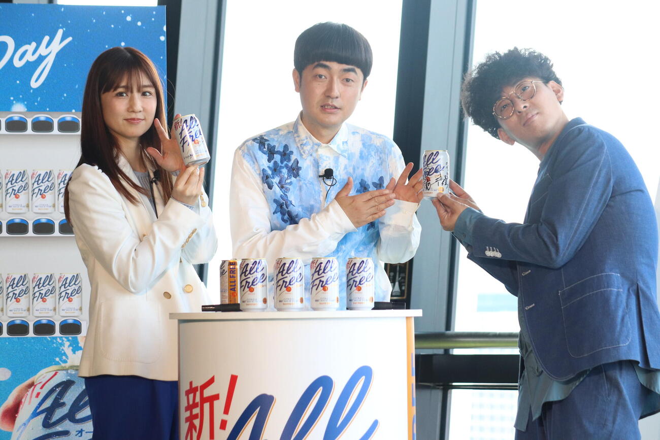 サントリー「東京タワー　オールフリーDAY」体験取材会に出席した、左から小倉優子、たくろうの赤木裕、きむらバンド