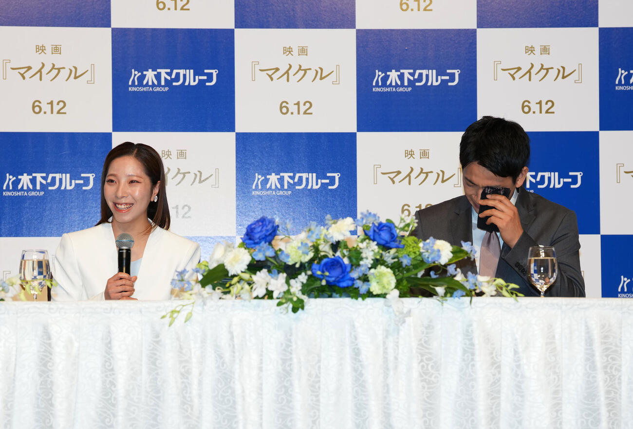 現役引退会見が始まり涙を見せる木原龍一（右）と笑う三浦璃来（撮影・増田悦実）