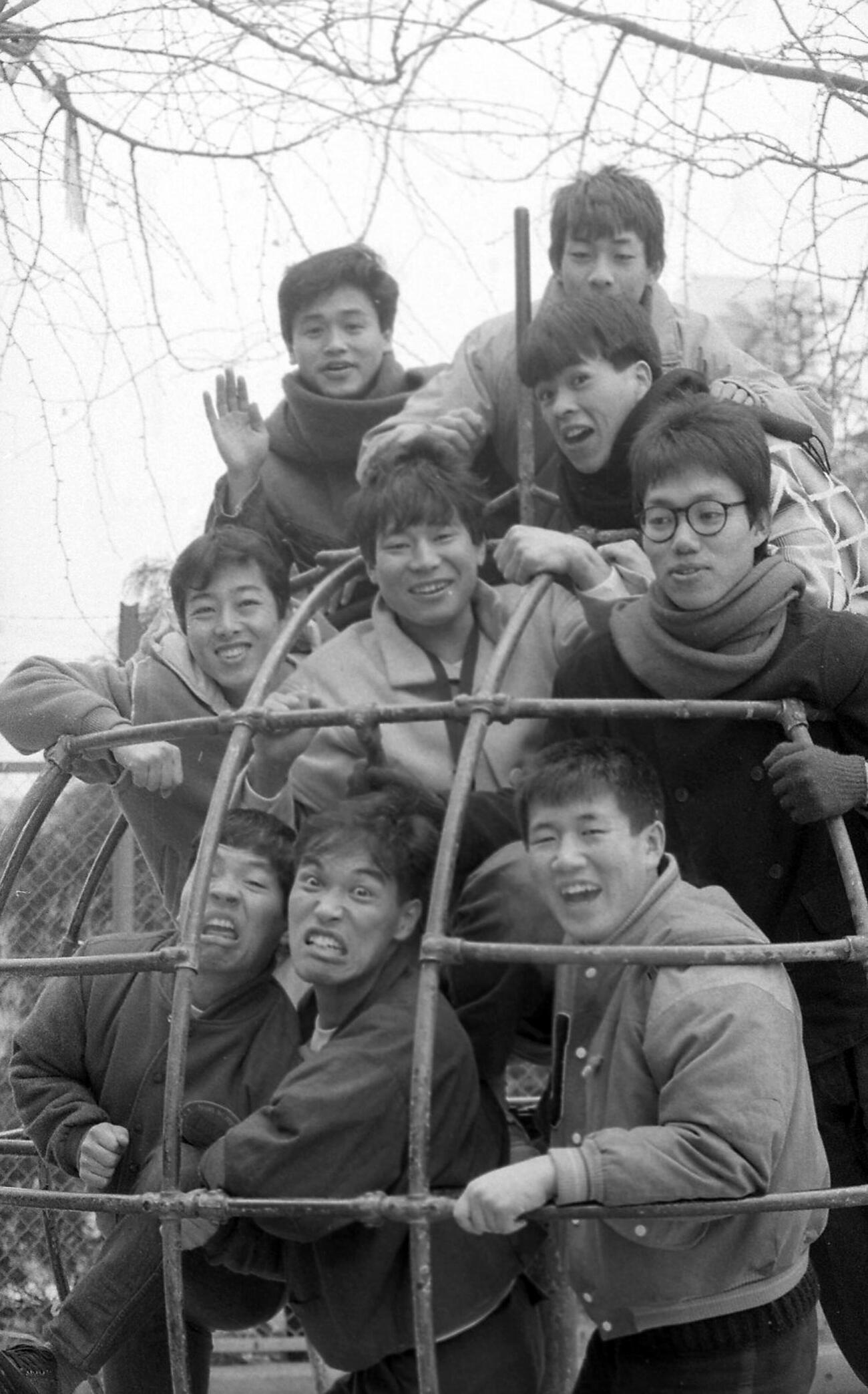 たけし軍団。前列左から松尾伴内、そのまんま東、ラッシャー板前、中列左からガダルカナル・タカ、ダンカン、大森うたえもん、後列左からクロマニヨン吉川、柳ユーレイ、つまみ枝豆（1984年2月）